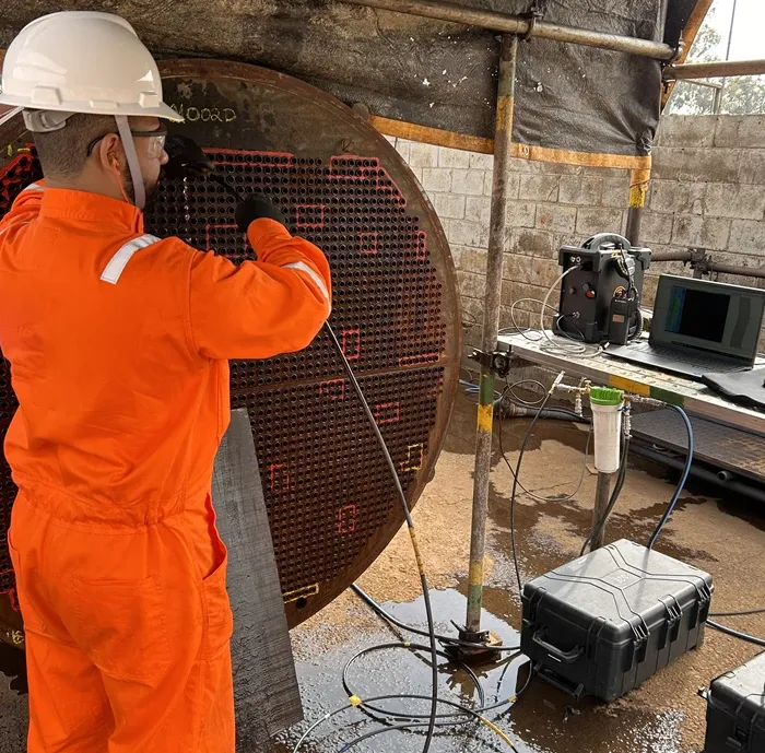 Ensayo de ultrasonido industrial con equipo Cypher para la detección de grietas en materiales metálicos