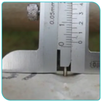 Inspección visual detallada de un tanque, buscando grietas o defectos que puedan comprometer su seguridad