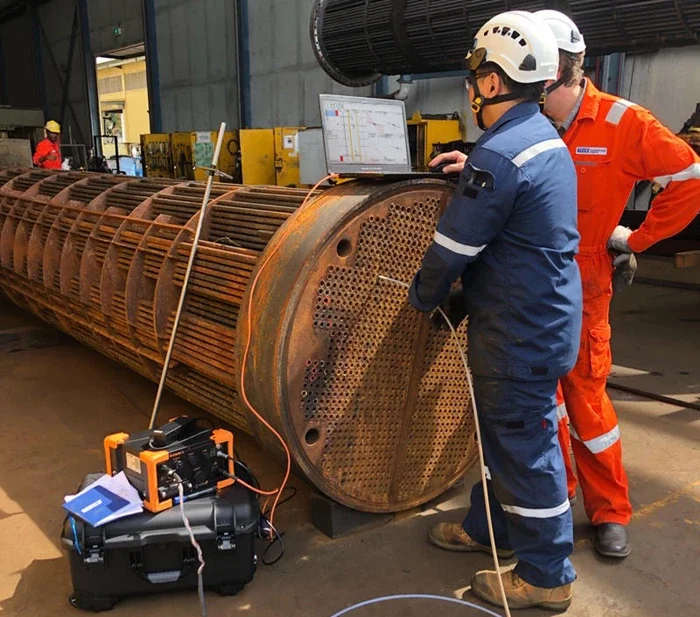Inspector utilizando la técnica de Eddy current testing para evaluar el estado de un intercambiador de calor de tubos.