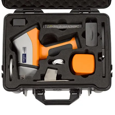Kit completo con analizador XRF Hitachi, batería, cargador y maletín para identificación positiva de materiales.
