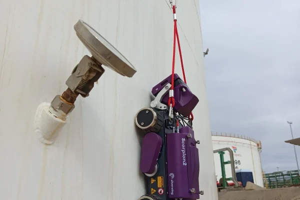 Crawler realizando inspección de tanques con mapeo de corrosión avanzado