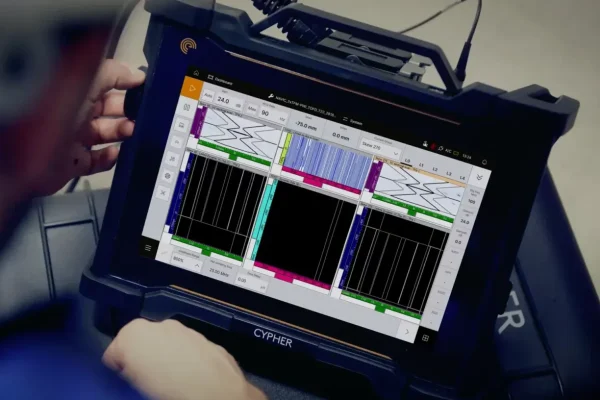 Ensayo de ultrasonido industrial con equipo Cypher para la detección de grietas en materiales metálicos