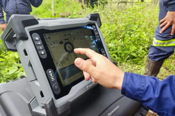 Dispositivo de inspección mediante ensayos no destructivos aplicado en campo abierto para análisis estructural sin dañar el componente Equipo portátil para ensayos no destructivos realizando inspección técnica en el exterior de una estructura metálica